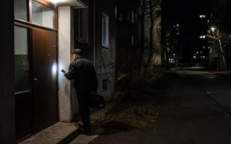 Vakara izsaukums — speciālists ar darba lukturi